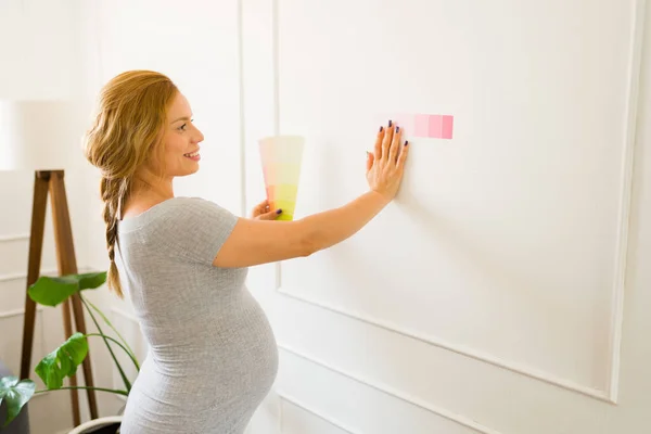 保育室の色を決める美しい妊婦の肖像画 — ストック写真