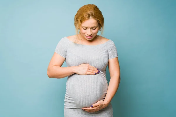 Linda Mujer Embarazada Caucásica Tocando Abrazando Vientre Estudio —  Fotos de Stock