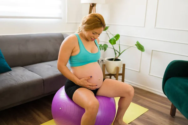 Krásná Těhotná Žena Dotýká Břicha Zatímco Sedí Stabilizační Míč Cvičení — Stock fotografie