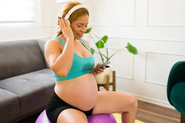 Hezká Běloška Těhotná Žena Sedící Míči Stability Poslouchající Skvěle Hudba — Stock fotografie