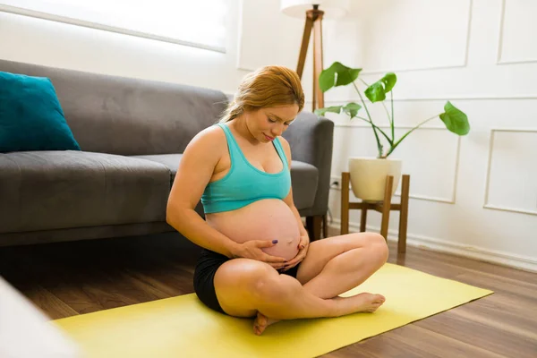 Spor Kıyafetli Beyaz Hamile Kadın Evde Egzersiz Yapmadan Önce Karnına — Stok fotoğraf