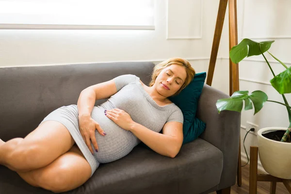 Красивая Молодая Беременная Женщина Лежит Диване Дремлет Гостиной — стоковое фото