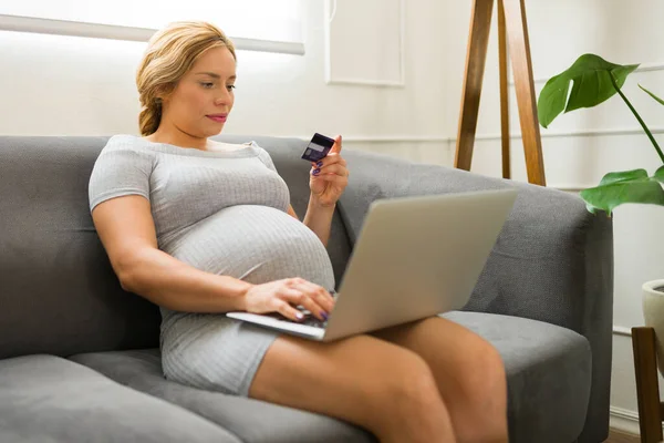 Biała Kobieta Ciąży Trzyma Kartę Kredytową Laptop Robi Zakupy Domu — Zdjęcie stockowe