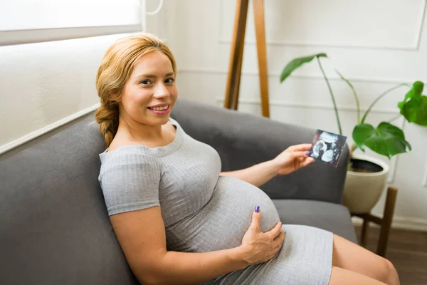 Kanepede Dinlenirken Ultrasona Bakan Tatlı Hamile Kadın — Stok fotoğraf