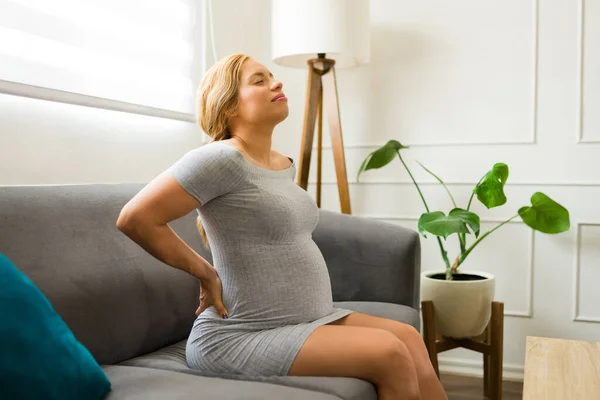 Mujer Linda Lidiar Con Dolor Espalda Durante Embarazo Casa —  Fotos de Stock