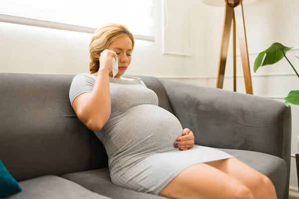 Mujer Embarazada Años Sintiéndose Triste Emocional Mientras Llora Sola Casa —  Fotos de Stock