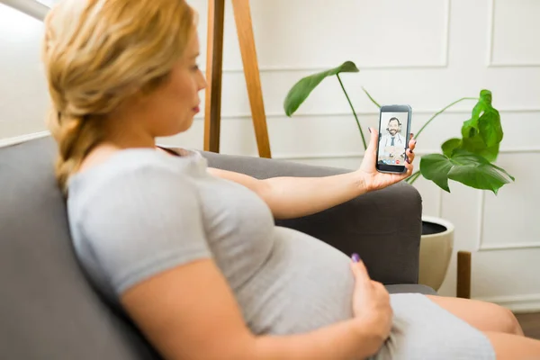 Hamile Bir Kadın Hamileliği Boyunca Onu Takip Ederken Akıllı Telefon — Stok fotoğraf