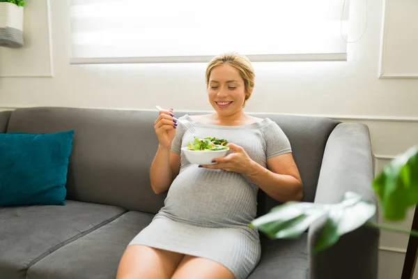 Kaukasiska Kvinna Årsåldern Äter Hälsosam Mat Graviditeten — Stockfoto