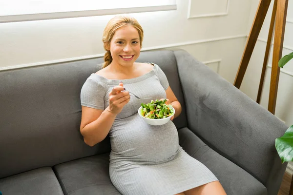 Retrato Uma Mulher Grávida Fofa Comendo Uma Salada Saudável Fazendo — Fotografia de Stock
