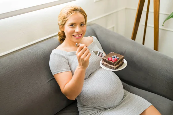 Mutlu Hamile Kadın Evde Büyük Bir Dilim Pastanın Tadını Çıkarıyor — Stok fotoğraf