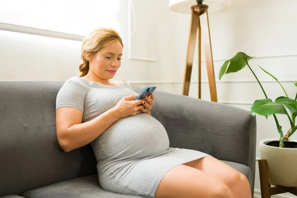 Atrakcyjna Kobieta Korzystająca Aplikacji Mobilnej Śledzenia Jej Postępów Czasie Ciąży — Zdjęcie stockowe