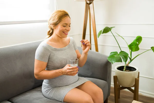 Porträtt Vacker Och Glad Gravid Kvinna Som Tar Graviditetstillskott Och — Stockfoto