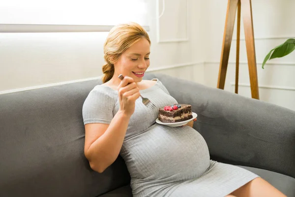 Attraktive Frau Genießt Ihre Schwangerschaft Und Isst Als Eine Ihrer — Stockfoto