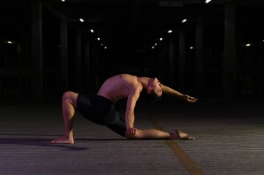 İspanyol bir adamın ve yetenekli bir erkek dansçının profili gece sahnede sanatsal bir dans gösterisi yapıyor.