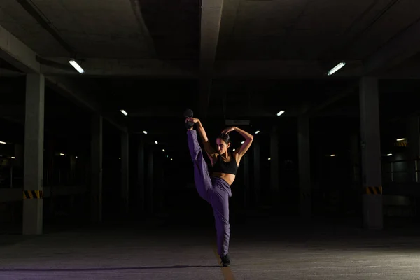 暗い駐車場で夜に踊る才能のあるパニック都市のパフォーマーと女性ストリートダンサー — ストック写真
