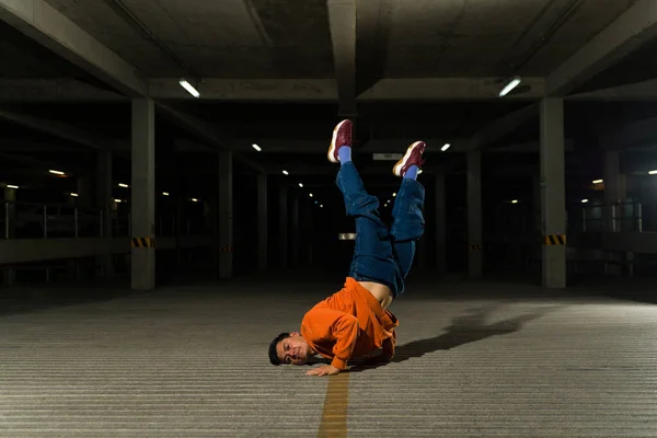 Latina Jovem Dançarino Urbano Masculino Breakdancing Desfrutar Dançar Hip Hop — Fotografia de Stock
