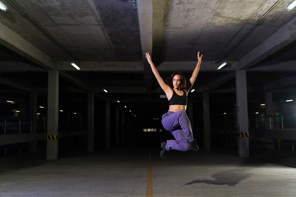 Funky Bailarina Callejera Saltando Aire Mientras Baila Garaje Oscuro Mientras — Foto de Stock
