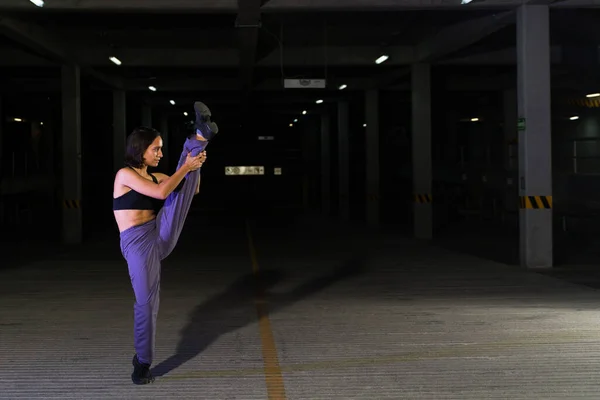 Flexibilní Žena Funky Městská Tanečnice Tančí Moderní Choreografii Při Poslechu — Stock fotografie