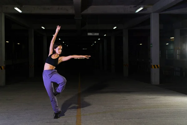 아름다운 댄서가 어두운 주차장에서 길거리 공연을 음악을 시원하게 — 스톡 사진