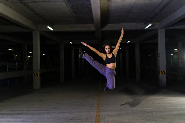 Happy Street Performer Ženské Tanečnice Akci Skákání Vzduchu Při Tanci — Stock fotografie