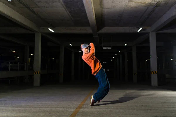Bailarín Masculino Callejero Funky Bailando Música Urbana Aparcamiento Oscuro Disfrutando — Foto de Stock