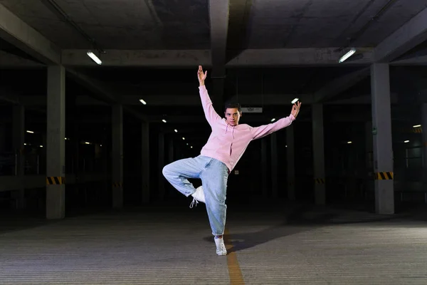Longitud Completa Bailarín Hispano Feliz Artista Urbano Disfrutando Bailando Música — Foto de Stock
