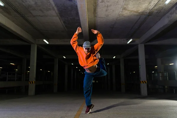 Talentoso Artista Urbano Masculino Bailando Haciendo Baile Estilo Libre Callejero — Foto de Stock