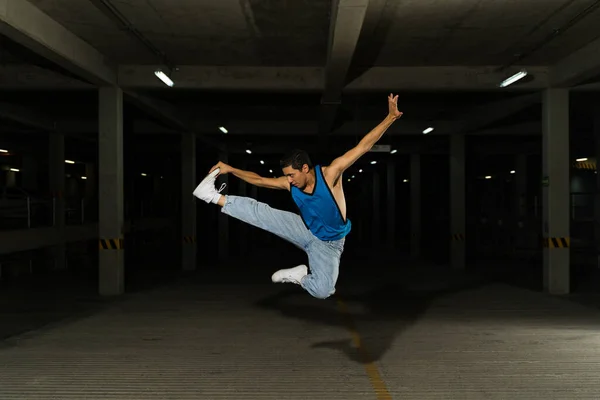 Άνδρας Χορευτής Του Δρόμου Άλμα Στον Αέρα Αναζητούν Ευέλικτο Στη — Φωτογραφία Αρχείου
