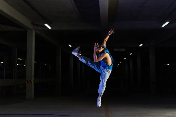 Activa Bailarina Masculina Callejera Bailando Saltando Aire Mientras Realiza Una — Foto de Stock