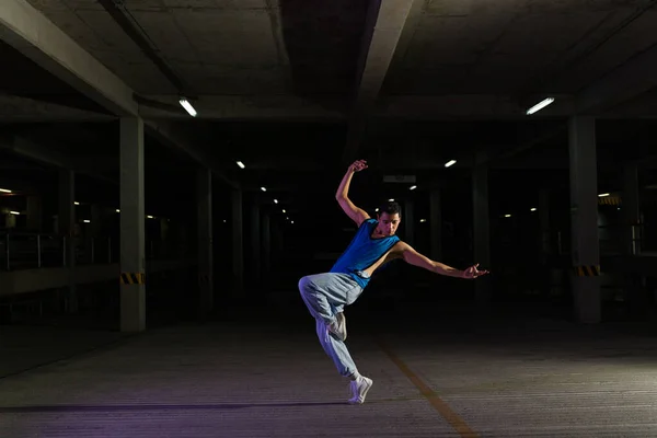 Bailarín Masculino Hispano Acción Bailando Luciendo Emocionado Mientras Trabaja Como — Foto de Stock
