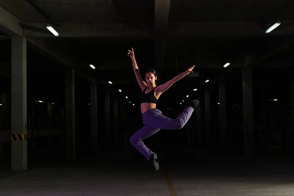 兴奋的拉丁女现代舞蹈家在跳着当代清凉的舞时 欢快地跳着 — 图库照片