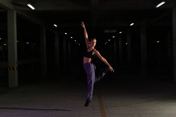 Hermosa Joven Bailarina Callejera Bailando Estacionamiento Oscuro Como Escenario Mientras — Foto de Stock
