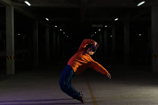 Talentoso Bailarín Urbano Masculino Bailando Calle Mientras Mira Cámara Disfruta — Foto de Stock