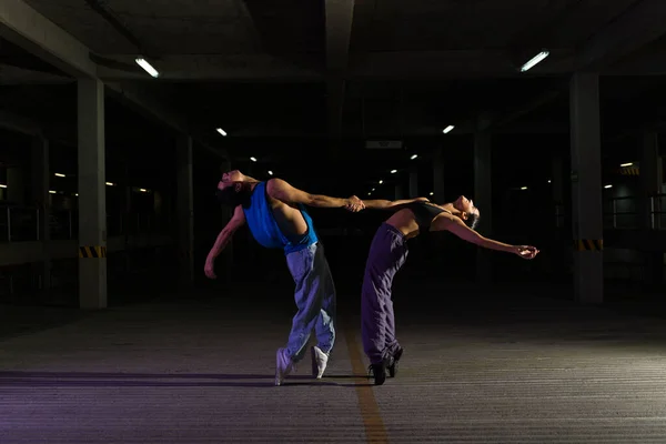 年轻男女在晚上当城市街头舞蹈家时 成对地跳舞 — 图库照片