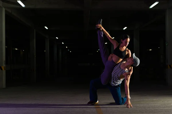 Artista Joven Pareja Hispana Bailando Ballet Clásico Escenario Urbano Durante — Foto de Stock