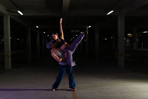 Par Atractivas Bailarinas Urbanas Haciendo Una Actuación Artística Danza Ballet — Foto de Stock