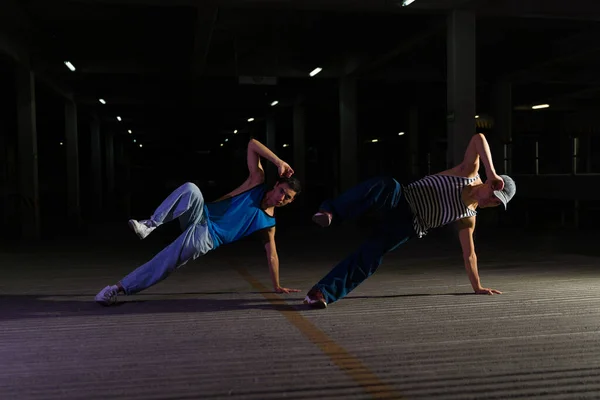 Çekici Genç Erkekler Sokak Dansçıları Gece Havalı Modern Görünürken Şehir — Stok fotoğraf