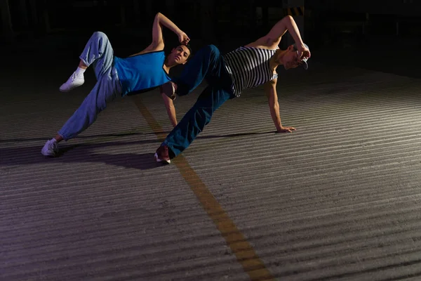 Крутые Городские Танцоры Действии Танцуют Улице Ночью Исполняют Фанк Танец — стоковое фото