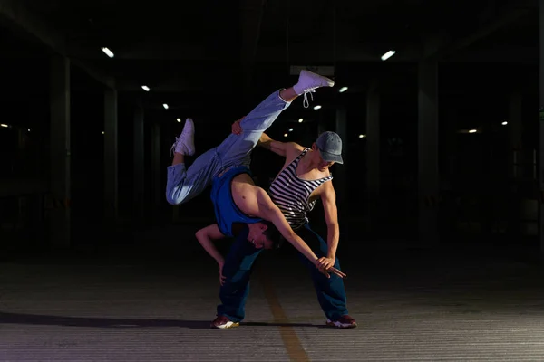 艺术性的年轻男子和男性城市舞蹈家一起跳舞 晚上在街上跳艺术舞蹈 — 图库照片
