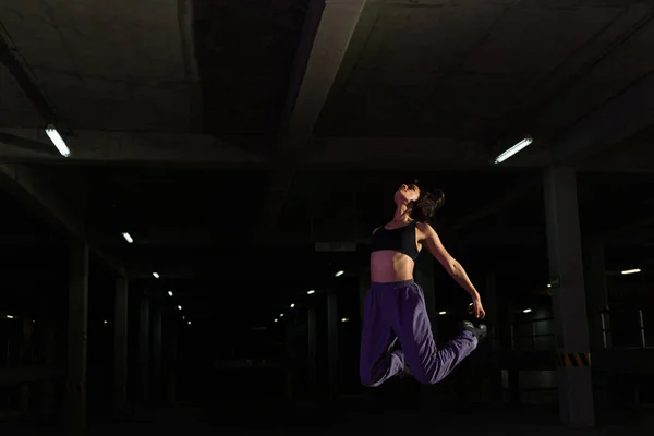 Aktywna Sportowa Młoda Kobieta Uliczny Tancerz Skacze Powietrzu Robi Nowoczesne — Zdjęcie stockowe