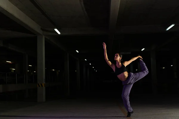 Художественная Молодая Женщина Уличная Танцовщица Танцуют Современную Хореографию Темной Сцене — стоковое фото