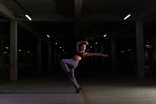 Mujer Artística Latina Intérprete Danza Femenina Realizando Una Coreografía Cool — Foto de Stock