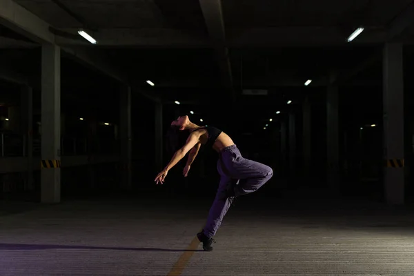 在街上跳舞的漂亮的女舞蹈家 在跳着令人毛骨悚然的酷舞 — 图库照片