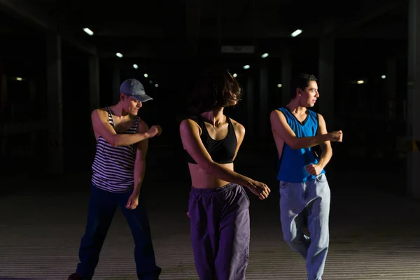 Funky Grupo Personas Bailarines Urbanos Callejeros Bailando Juntos Escenario Moderno — Foto de Stock