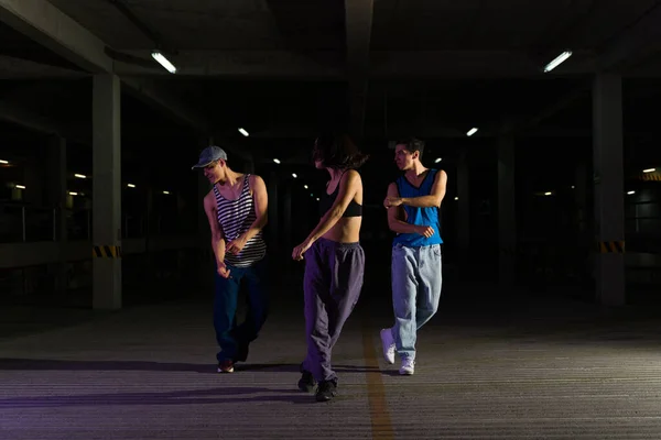 Atractivo Grupo Artistas Callejeros Bailando Haciendo Una Coreografía Baile Moderno — Foto de Stock