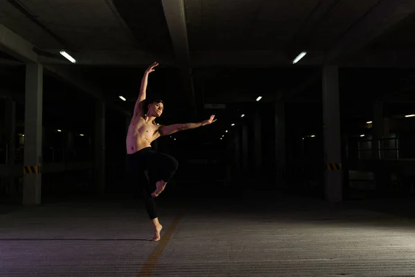 Longitud Completa Atractivo Hombre Hispano Bailando Ballet Clásico Por Noche — Foto de Stock