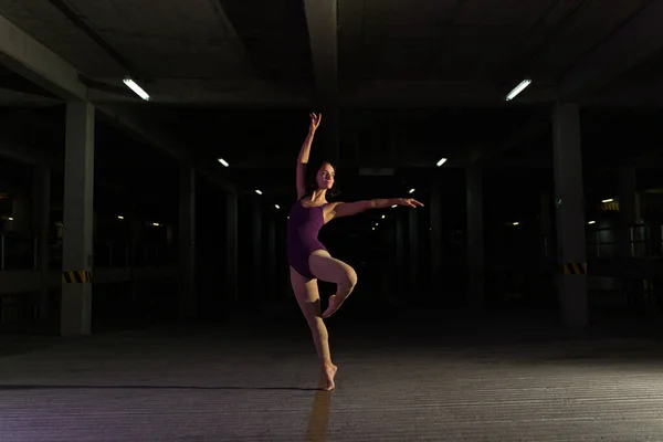 Красива Художня Танцівниця Жінка Леопарді Танцює Класичний Балет Робить Круте — стокове фото