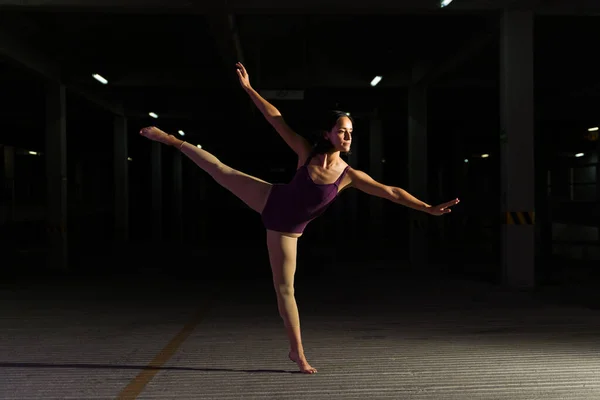 Talentosa Bailarina Artística Haciendo Una Pose Ballet Árabe Usando Maillot —  Fotos de Stock
