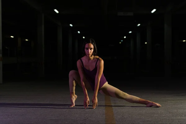 Ballerino Artistico Moderno Dall Aspetto Flessibile Mentre Balla Notte Facendo — Foto Stock