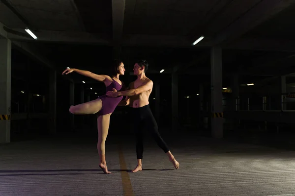 美丽的一对恋人 晚上在黑暗的停车场跳古典芭蕾舞 一起表演艺术 — 图库照片